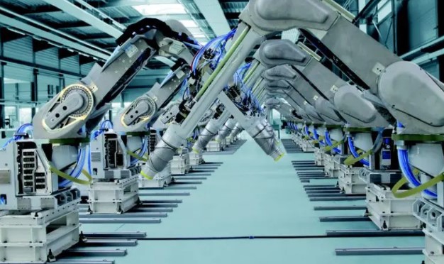 Robotica industriale. Nessuna luce accesa, nessun impianto di riscaldamento o aria condizionata in funzione per il comfort delle persone.